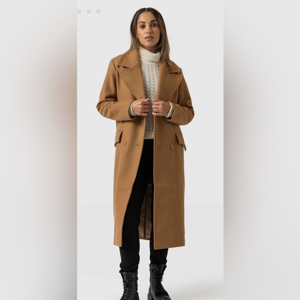 saint + Sofia HALCYON COAT - CAMEL
A classic, double breasted winter coat